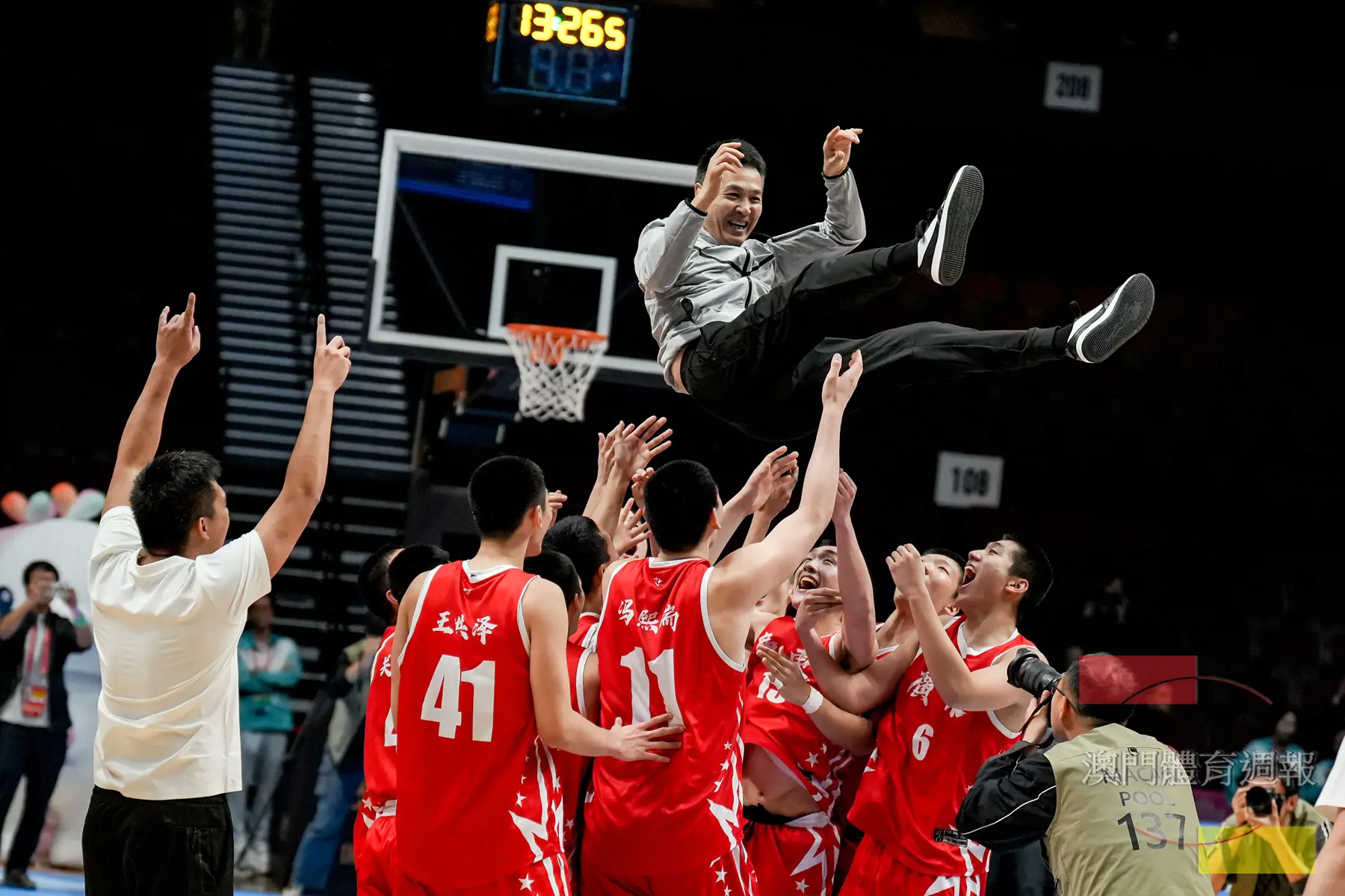 副4 廣東U18男籃拋起教練慶祝.jpg